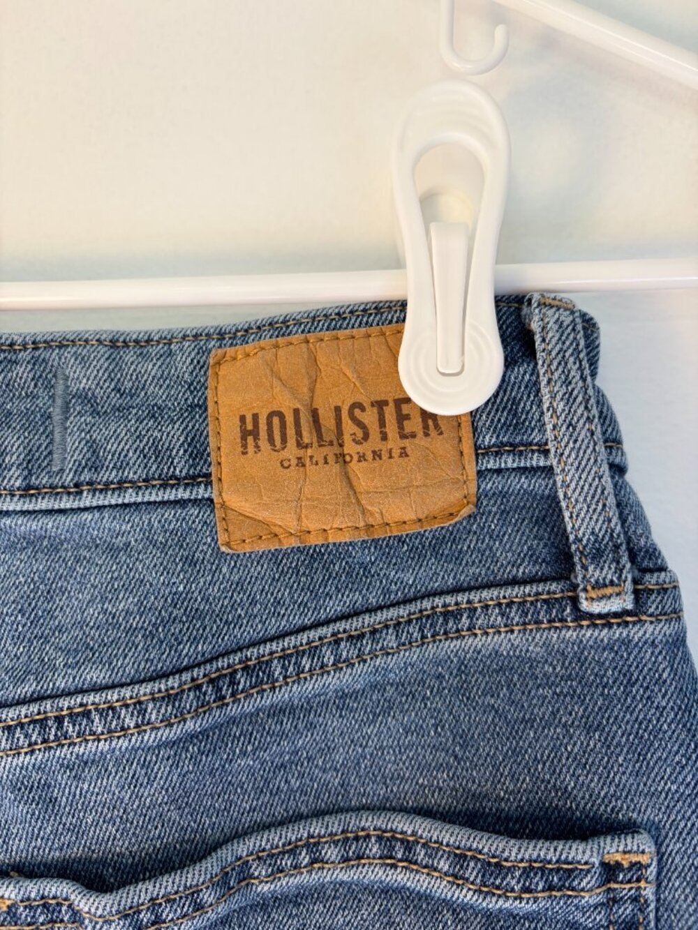 Hollister Medium Wash Curvy Ultra High-Rise Dad Jean - Picture 6 of 6